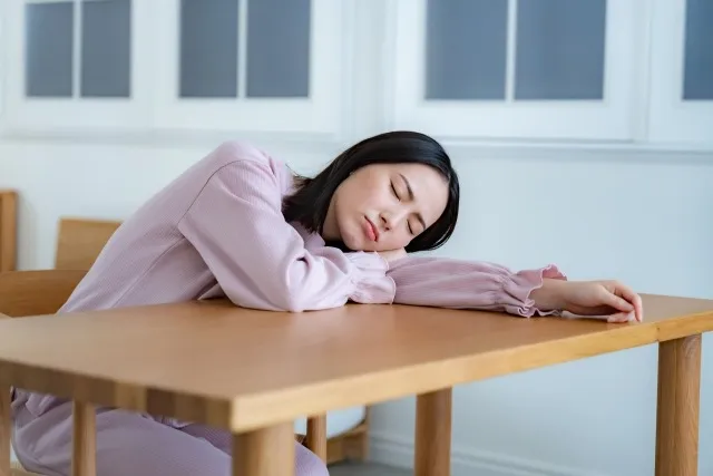 “食後の眠気”は体重増加のサインかも？